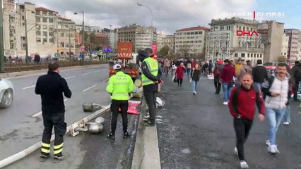 Galata Köprüsü'nde aydınlatma direği tramvay tellerine düştü