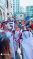 رئيسة كرواتيا تتجول في سوق واقف أثناء حضورها قطر لدعم المنتخب في كأس العالم
