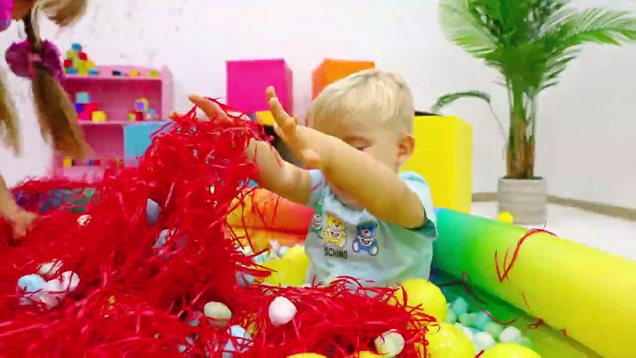 Diana Roma and Oliver teach 3D Shapes with magic lockers