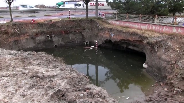 10 yaşındaki çocuk su dolu çukura düştü!