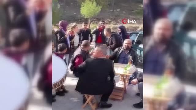 Gelin alma töreninde gelin aracının önünü okey masasıyla kestiler
