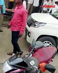 आमदार रमेश बोरनाळे यांच्या कार्यकर्त्यांचा राडा-  पोलिसां समोरच शिवीगाळ, दंडूकेही काढले... व्हिडीओ व्हायरल -