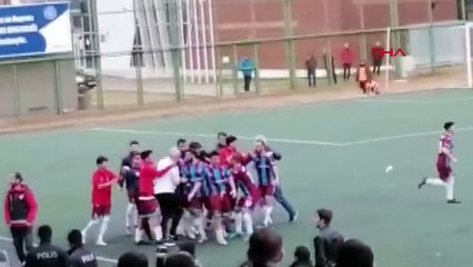 Bursa'da maç sırasında sahaya atılan davul tokmağı polisin yüzüne geldi