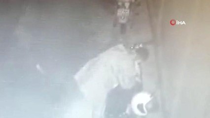Motosiklet hırsızlarının rahat tavrı kamerada