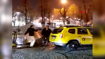 Depremzedelere verilen yardım malzemelerini taksiyle götürdüler