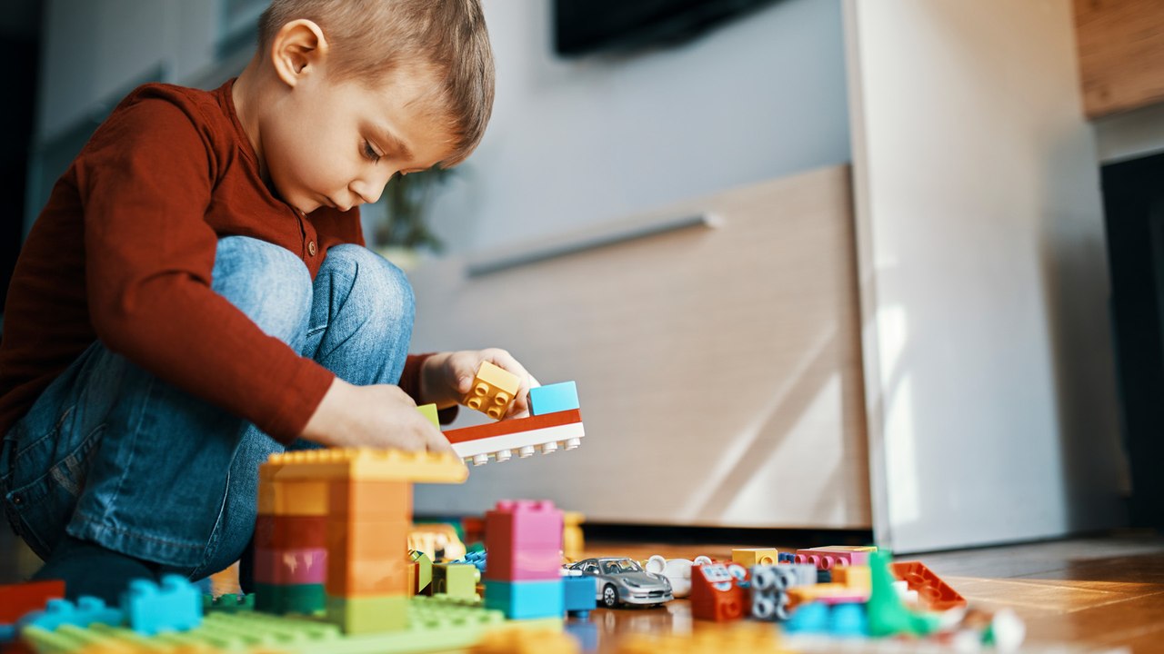 Alleine spielen: Wie Kinder es lernen und warum es so wichtig ist