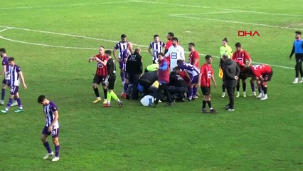 Dili boğazına kaçan futbolcuyu maçın orta hakemi kurtardı