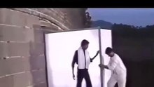 經典的大衛魔術表演 - 穿過長城!