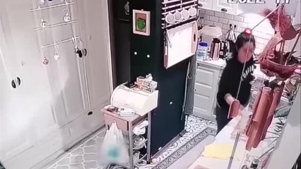 Güngören'de bir kadının pişmesi için ocağa koyduğu süt böyle patladı