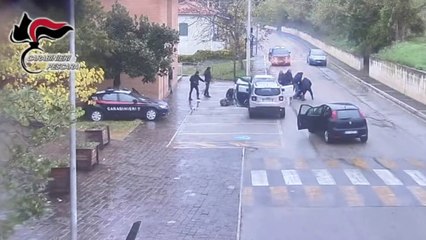 Télécharger la video: Armi in mano tentano rapina a ufficio postale ma trovano i carabinieri