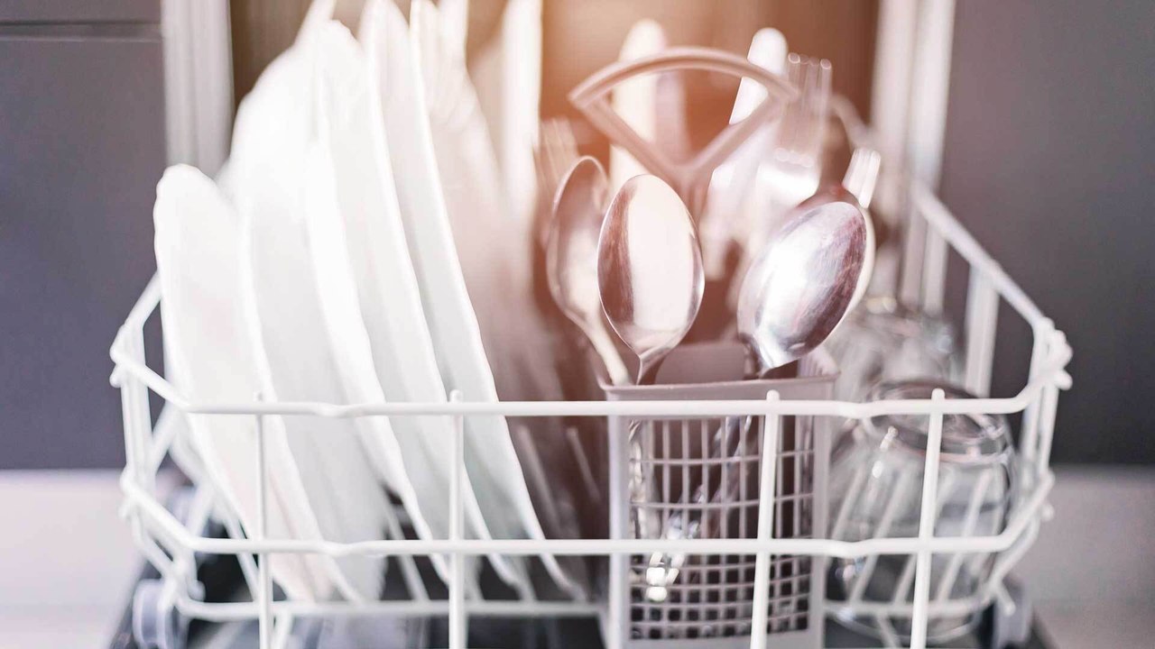 Alufolie in der Spülmaschine: Mit diesem Trick sieht rostiges Besteck aus wie neu