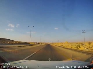 مقطع يوثّق السرعة الزائدة لسائق شاحنة على أحد الطرق.. ومطالب بضبطه