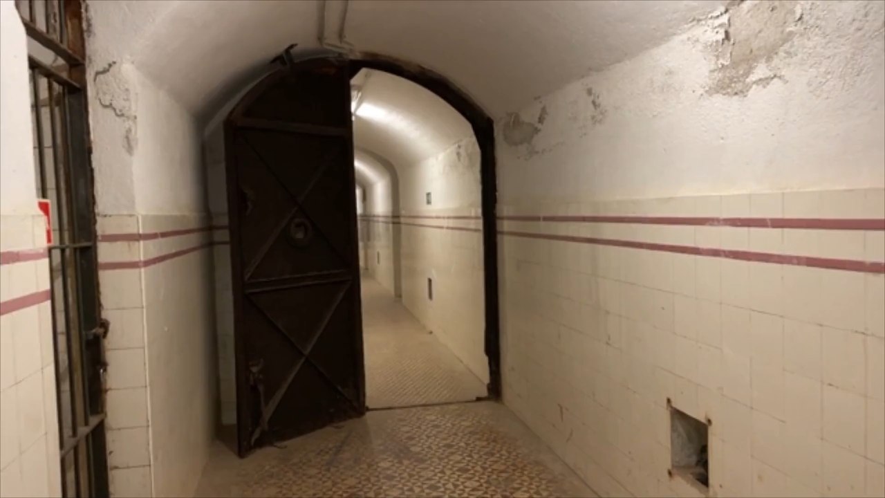 Russische Städte stellen Wegweiser zu Bombenschutzkellern auf