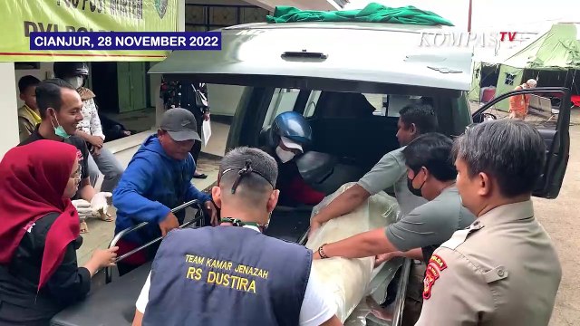 Kesaksian Warga Menangis Ceritakan 2 Jenazah Korban Keluarga Berpelukan