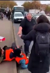 Un automobiliste dégage des militants écologistes qui bloquent une route à Paris