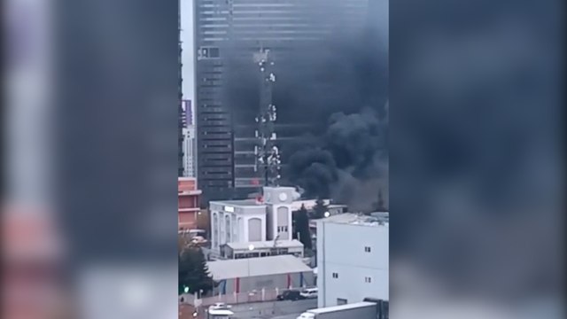 Esenyurt'ta binanın çatı kısmı alev alev yandı