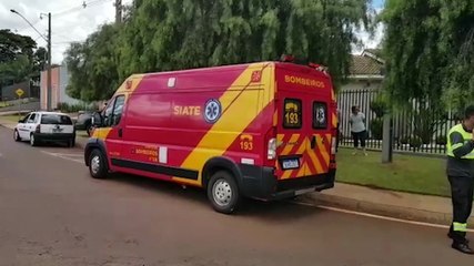 Celta capota após colisão com Fox no Bairro Canadá