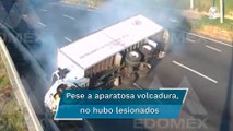 Camioneta de carga vuelca sobre la México-Toluca
