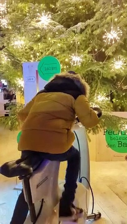 L'albero illuminato dalle bici elettriche a Zurigo, nel mercatino di Natale più grande d'Europa