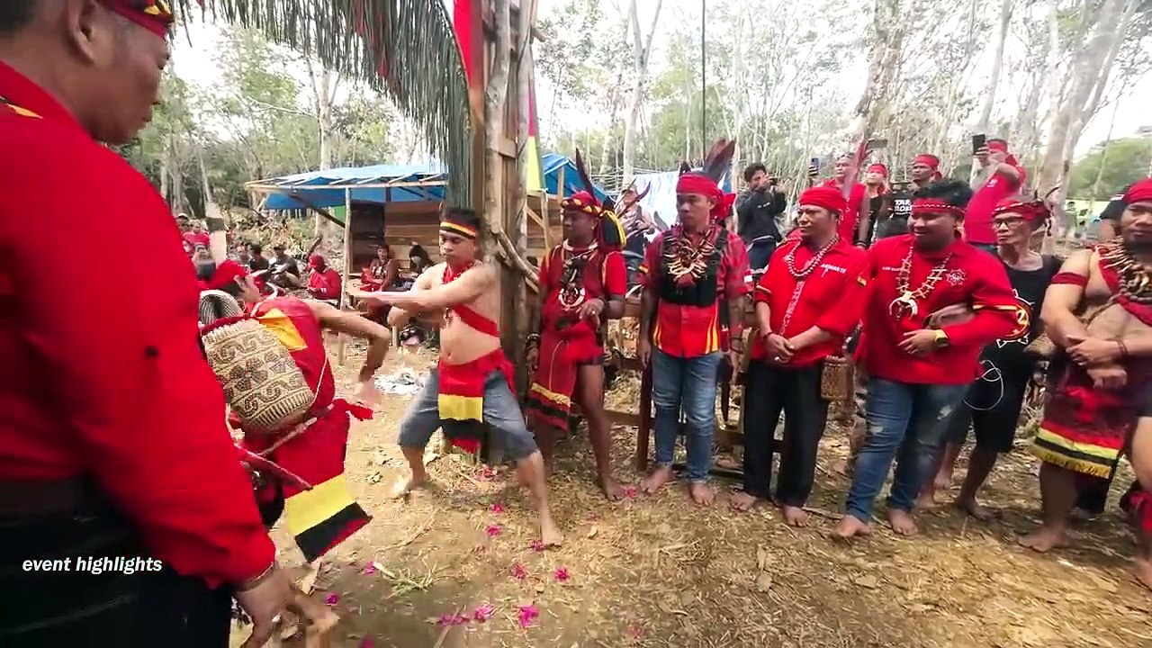 Pasukan Merah Suku Dayak Red Forces Of Borneo Indonesia Video Dailymotion 