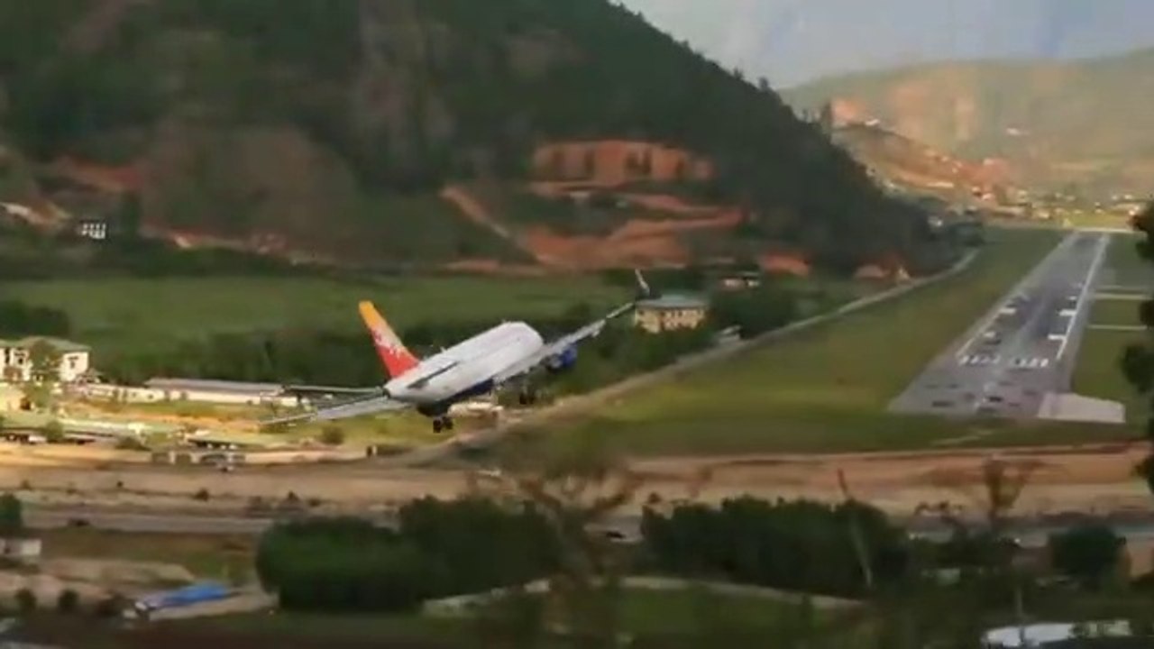 DANGEROUS EMERGENCY LANDING | Aborted Landing, Go Around & Crosswind, Extreme Low pass PLANE