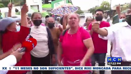 ¡Caos! Bloqueada permanece la carretera al sur por locatarios de "Perisur" que exigen una terminal de transporte