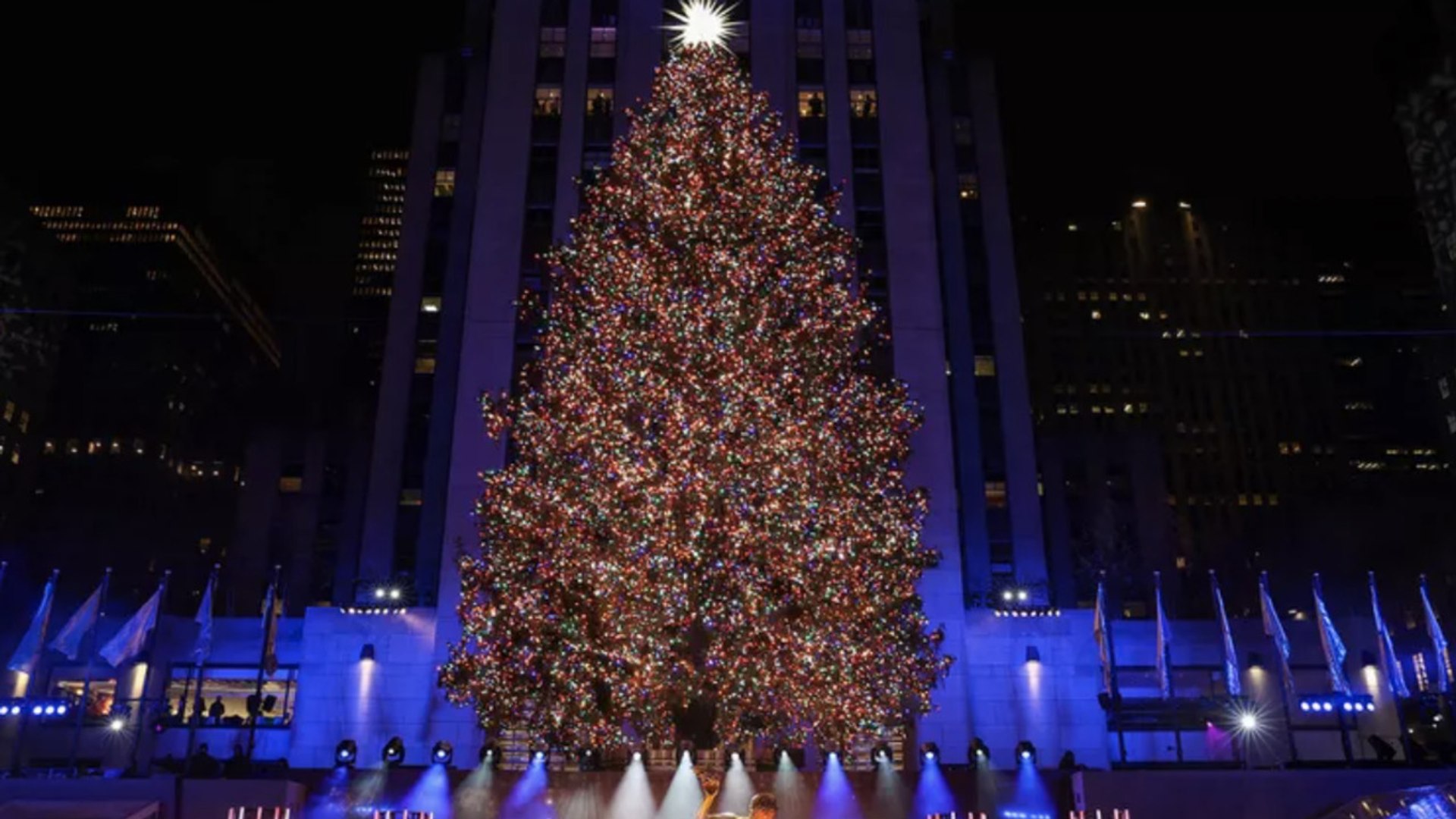 Lighting of Rockefeller Center Christmas Tree Dazzles Crowds and Ushers In  Holiday Season Amid Chilly Temps – NBC New York