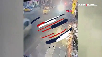 Hatalı dönüş yapan otomobilin çarptığı otomobil takla attı! O anlar kamerada