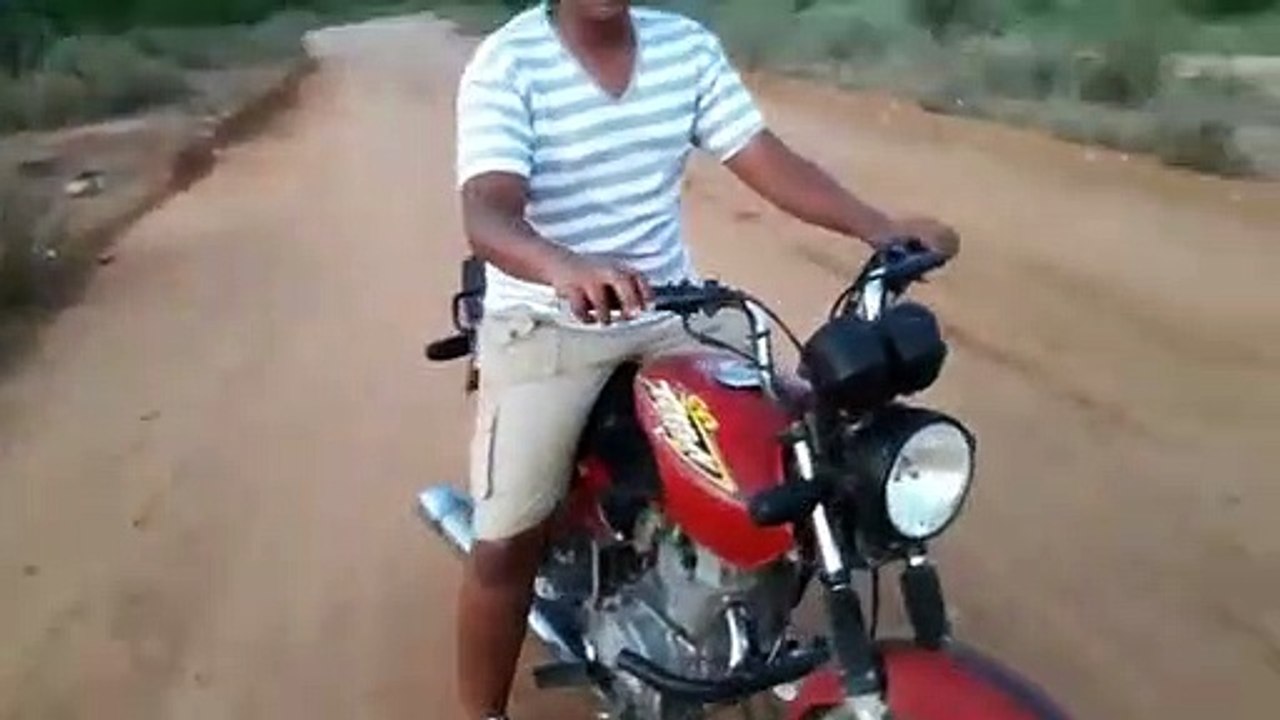 ENSINEI MEU PRIMO ANDAR DE MOTO