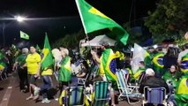 Manifestante oram por um Brasil melhor em frente ao Exército em Cascavel