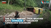 Tak Kuat Nanjak, Truk Muatan Kayu Terbalik di Tanjakan Cipeucang Sukabumi