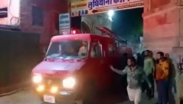 वूलन मार्केट में आग लगने से दुकानदार जिंदा जला, 50 दुकानें जलकर खाक, देखें वीडियो