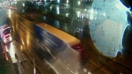 Tırla otomobilin çarpıştığı kazada 5 kişi yaralandı