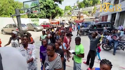 Plizyè fanmi deplase ki soti Dekayèt ak Savann Pistach kafoufèy resevwa kit alimantè.