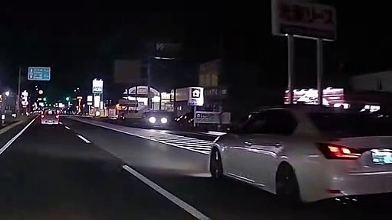 コンビニでショートカットする車 ドライブレコーダー 危険運転 山口県山陽小野田市 20221015