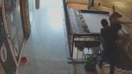 Sokak köpeğini yere yatırarak boğmaya çalışmıştı! Vahşetin yeni görüntüleri ortaya çıktı