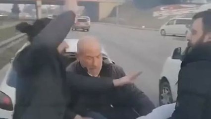 Trafikte yol verme kavgası ringleri aratmadı