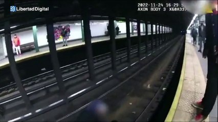 Policías de Nueva York salvan in extremis a un hombre de las vías del metro