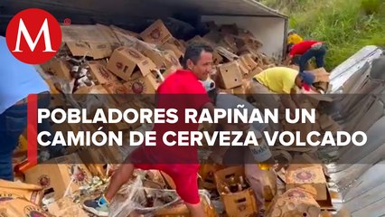 En Veracruz, hacen rapiña tras volcadura de tráiler con cerveza: "Navidad adelantada"