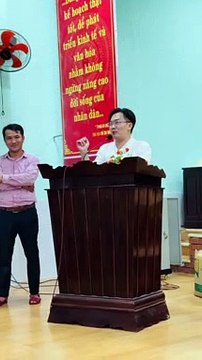 MC Đại Nghĩa bị giật điện khi phát biểu trên sân khấu