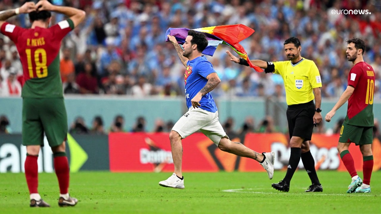 Mondial-2022 : le drapeau LGBT s'invite sur la pelouse du match Portugal-Uruguay