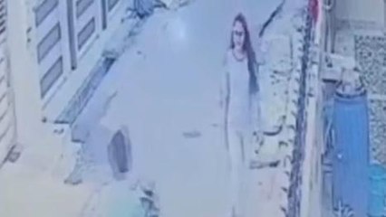 Viral: सुनसान इलाके से गुजरना है तो हो जाएं सावधान, मनचले की हरकत CCTV कैमरे में कैद