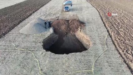 Sivas'ta obruk paniği... 15 metre ile obruğun içerisine düşmekten kurtuldu