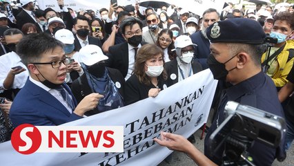 Download Video: Malaysian Bar sues govt, cops over protest against MACC probe on judge