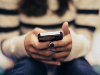 Vier von zehn Deutschen haben schonmal fremde Handys durchsucht