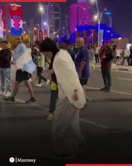 فتاة مُحجبة تخطف أنظار الجميع بسبب مهاراتها في كرة القدم أثناء مونديال قطر
