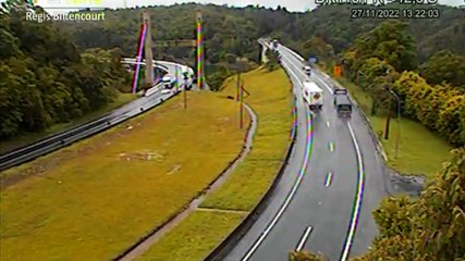 Câmera registrou caminhão despencando de ponte na Represa do Capivari; motorista morreu no hospital