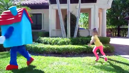 التظاهر ستايسي اللعب مع بيت اللعب الحية