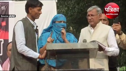 Video : बोलते बोलते अचानक महिला ने व्यक्ति पर की चप्पलों की बरसात, दर्शक हैरान
