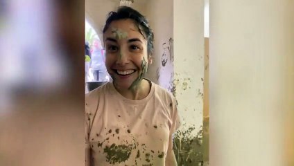 Marta e Matias, dall'Argentina in vacanza a Ischia: "Spaliamo il fango, Casamicciola ne ha bisogno"
